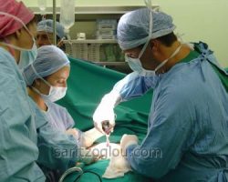 Μετά την είσοδο του τροκάρ, η κοιλιά φουσκώνει με αέρα και στην συνέχεια διαμέσου του τροκάρ εισέρχεται το λαπαροσκόπιο.