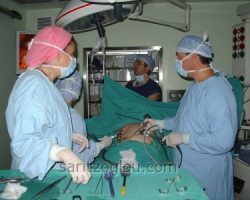 Το λαπαροσκόπιο εισέρχεται στη κοιλιά μέσω της τομής που έχει γίνει στον ομφαλό. Με την χρήση της κάμερας που βρίσκεται στο λαπαροσκόπιο είναι δυνατή η πλήρης επισκόπηση όλων των οργάνων της κοιλιάς.